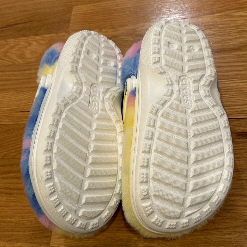 Rainbow faux fur crocs women’s 7 - Picture 2 of 2